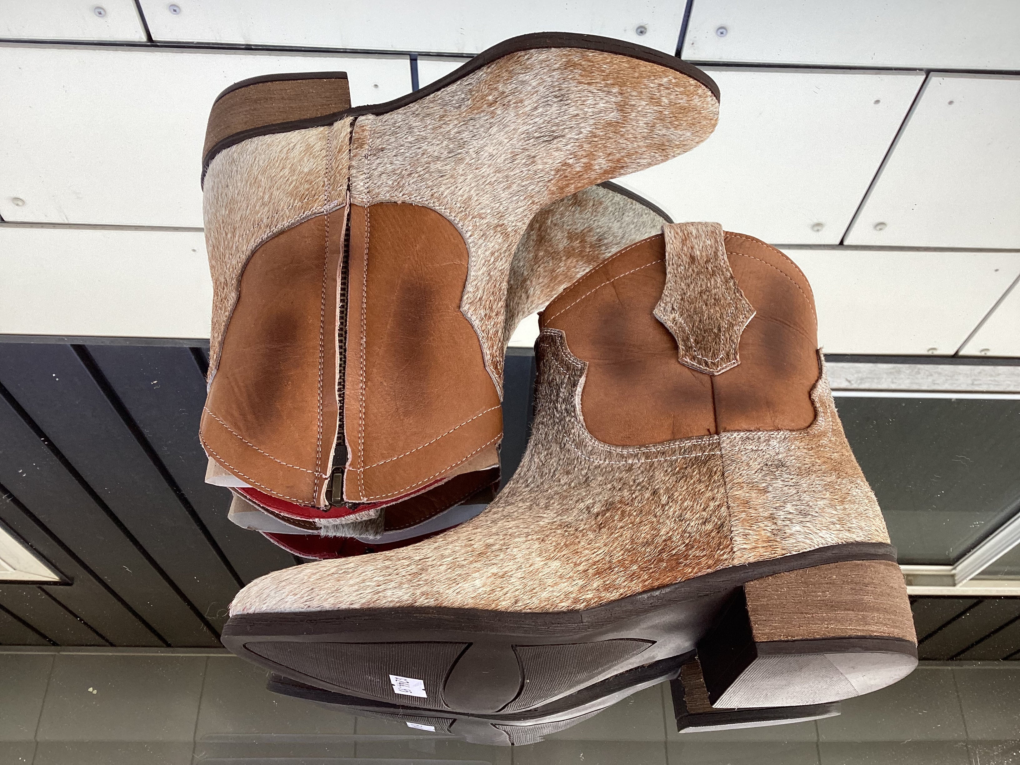 Johnny Boot Size 7.5 - Angel