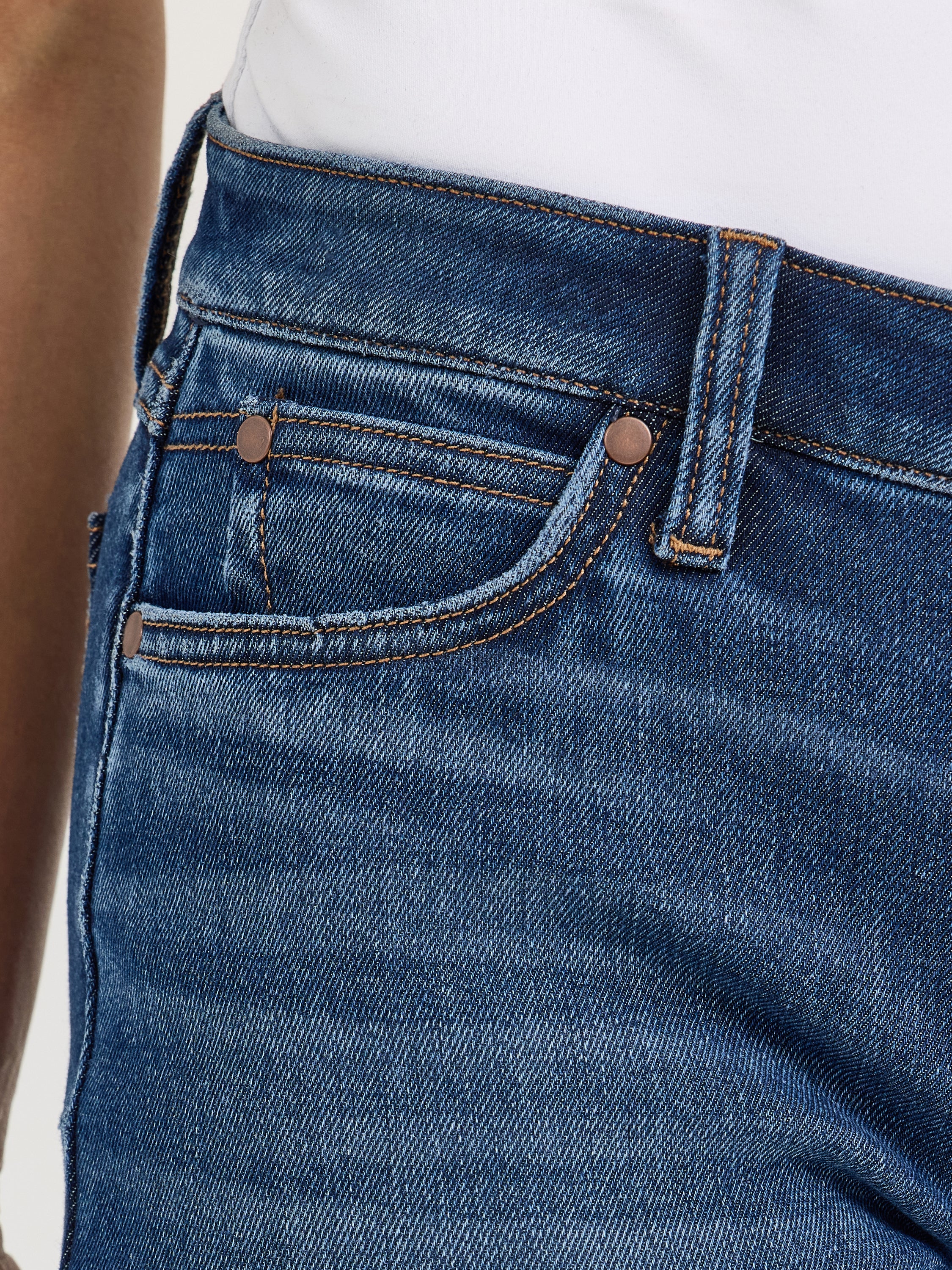 The Wynonna Mid Rise Retro Mae Bootcut lined Jeans by Wrangler