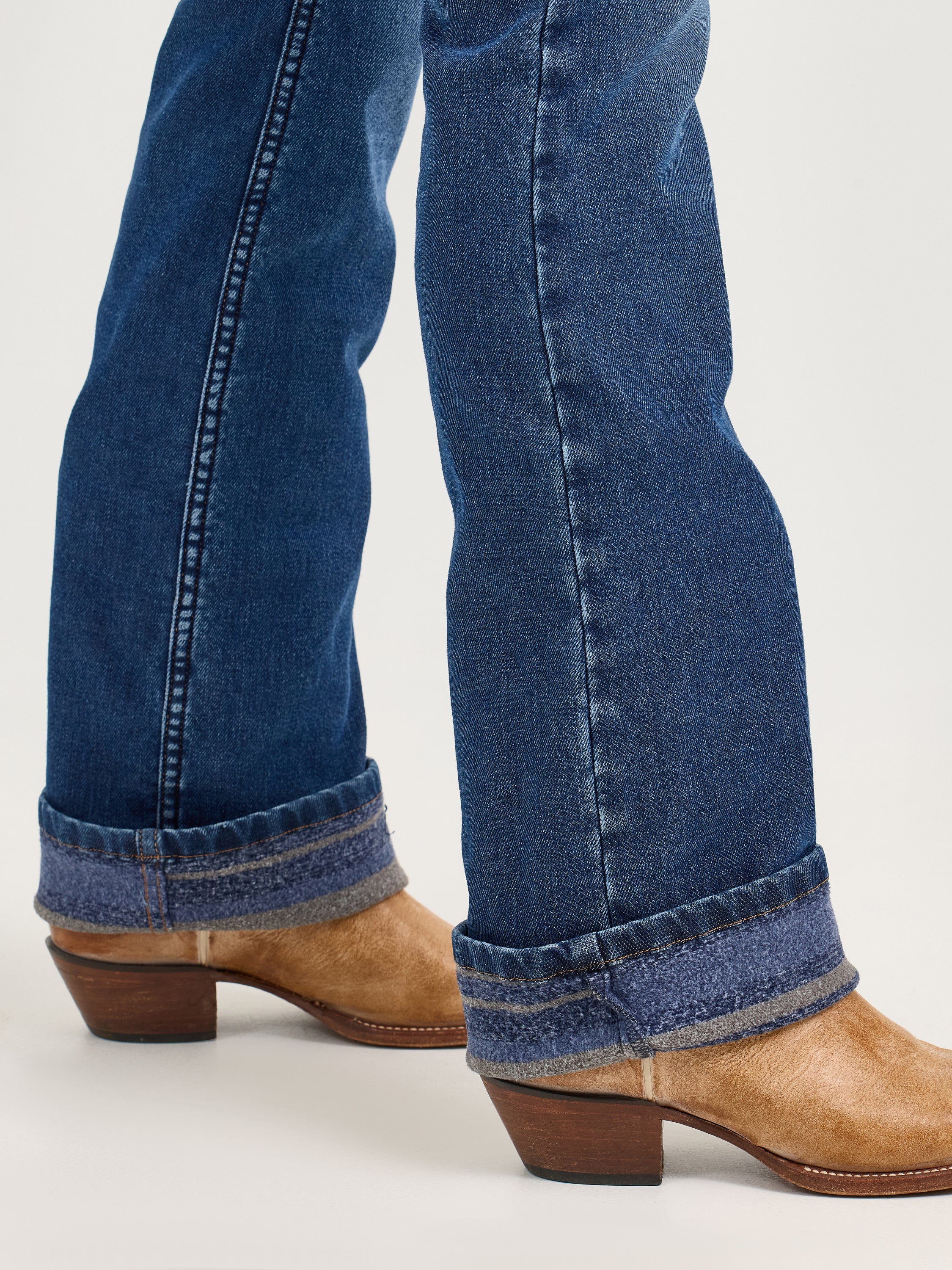 The Wynonna Mid Rise Retro Mae Bootcut lined Jeans by Wrangler