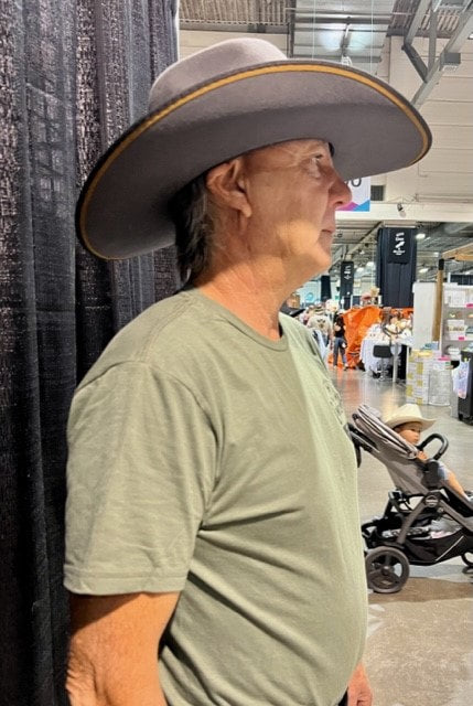 Straight Cowboy'n Tee in Military Green