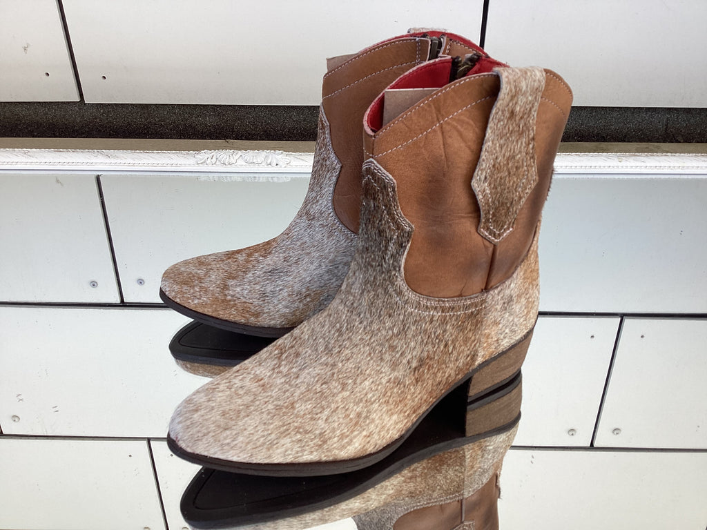 Johnny Boot Size 7.5 - Angel