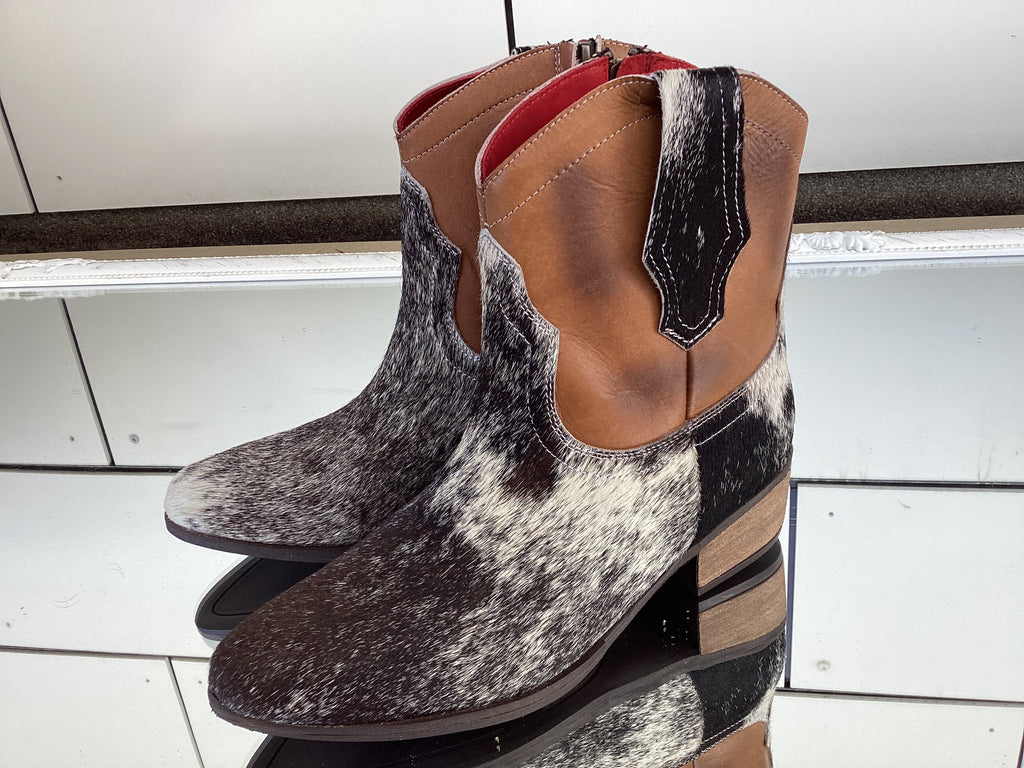 Johnny Boot Size 8.5 - Cindy